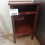 LOTE 107 - 01 CRIADO MUDO EM MADEIRA (NO ESTADO, NÃO SABEMOS SE FUNCIONA. LEILÃO NÃO TEM GARANTIA E NEM DEVOLUÇÃO).
