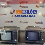 LOTE 024 - 02 MONITORES ANTIGOS MARCA SONY. (NO ESTADO, LEILÃO NÃO TEM GARANTIA E NEM DEVOLUÇÃO, SUJEITO A POSSÍVEIS AVARIAS VISÍVEIS/OCULTAS E/OU AUSÊNCIA DE COMPONENTES).