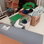 LOTE 303 - 01 LOTE COM PISO VINÍLICO, BANDEIRA, BONÉS E ROLO DE CORTIÇA (NO ESTADO, NÃO SABEMOS SE FUNCIONA. LEILÃO NÃO TEM GARANTIA E NEM DEVOLUÇÃO).