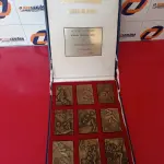 LOTE 072 - 01 LOTE COM PLACAS COMEMORATIVAS (NO ESTADO, NÃO SABEMOS SE FUNCIONA. LEILÃO NÃO TEM GARANTIA E NEM DEVOLUÇÃO).