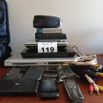 LOTE 119 - 01 LOTE COM DVDS, ROTEADORES, BARBEADOR ELÉTRICO, CELULARES E MEMÓRIAS RAM (NO ESTADO, NÃO SABEMOS SE FUNCIONA. LEILÃO NÃO TEM GARANTIA E NEM DEVOLUÇÃO).