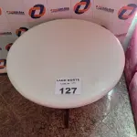 LOTE 127 - 01 MESINHA DE CENTRO EM MADEIRA COM TAMPO EM MÁRMORE BRANCA (NO ESTADO, NÃO SABEMOS SE FUNCIONA. LEILÃO NÃO TEM GARANTIA E NEM DEVOLUÇÃO).