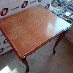 LOTE 099 - 01 MESINHA QUADRADA EM MADEIRA (NO ESTADO, NÃO SABEMOS SE FUNCIONA. LEILÃO NÃO TEM GARANTIA E NEM DEVOLUÇÃO).