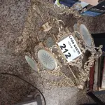 LOTE 212 - 01 LUSTRE GRANDE EM METAL (NO ESTADO, NÃO SABEMOS SE FUNCIONA. LEILÃO NÃO TEM GARANTIA E NEM DEVOLUÇÃO).