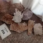 LOTE 232 - 01 LOTE COM PEDRA PARA DECORAÇÃO (NO ESTADO, NÃO SABEMOS SE FUNCIONA. LEILÃO NÃO TEM GARANTIA E NEM DEVOLUÇÃO).