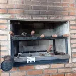 LOTE 270 - 01 CHURRASQUEIRA ELÉTRICA COM ESPETOS (NO ESTADO, NÃO SABEMOS SE FUNCIONA. LEILÃO NÃO TEM GARANTIA E NEM DEVOLUÇÃO).