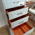 LOTE 066 - 01 ARQUIVO DE AÇO 8 GAVETAS (NO ESTADO, NÃO SABEMOS SE FUNCIONA. LEILÃO NÃO TEM GARANTIA E NEM DEVOLUÇÃO).