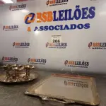 LOTE 206 - 01 LOTE COM TRAVESSA E TAÇAS PARA DECORAÇÃO (NO ESTADO, NÃO SABEMOS SE FUNCIONA. LEILÃO NÃO TEM GARANTIA E NEM DEVOLUÇÃO).