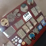 LOTE 097 - 01 LOTE COM MEDALHAS COMEMORATIVAS (NO ESTADO, NÃO SABEMOS SE FUNCIONA. LEILÃO NÃO TEM GARANTIA E NEM DEVOLUÇÃO).