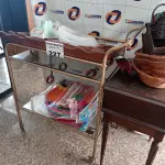 LOTE 227 - 01 LOTE COM CARRINHO E, MESINHA EM MADEIRA, TAPETES DE CROCHÊ, MESINHA EM MADEIRA, CESTOS E 01 NEBULIZADOR (NO ESTADO, NÃO SABEMOS SE FUNCIONA. LEILÃO NÃO TEM GARANTIA E NEM DEVOLUÇÃO).