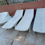 LOTE 282 - 01 BANCO REDONDO EM FIBRA E 03 ESPREGUIÇADEIRAS EM FIBRA PARA PISCINA (NO ESTADO, NÃO SABEMOS SE FUNCIONA. LEILÃO NÃO TEM GARANTIA E NEM DEVOLUÇÃO).