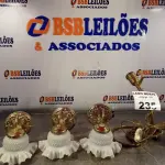LOTE 235 - 04 LUMINÁRIAS COM ACABAMENTO EM METAL (NO ESTADO, NÃO SABEMOS SE FUNCIONA. LEILÃO NÃO TEM GARANTIA E NEM DEVOLUÇÃO).