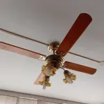 LOTE 296 - 01 VENTILADOR DE TETO DOURADO COM PÁS EM MADEIRA (NO ESTADO, NÃO SABEMOS SE FUNCIONA. LEILÃO NÃO TEM GARANTIA E NEM DEVOLUÇÃO).