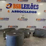 LOTE 022 - 04 ALTO-FALANTES COM SUPORTE DE FERRO. (NO ESTADO, LEILÃO NÃO TEM GARANTIA E NEM DEVOLUÇÃO, SUJEITO A POSSÍVEIS AVARIAS VISÍVEIS/OCULTAS E/OU AUSÊNCIA DE COMPONENTES).