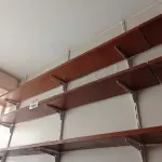 LOTE 301 - 01 PRATELEIRA EM MADEIRA (NO ESTADO, NÃO SABEMOS SE FUNCIONA. LEILÃO NÃO TEM GARANTIA E NEM DEVOLUÇÃO).
