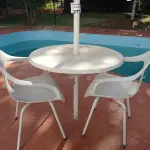 LOTE 277 - 02 CADEIRAS E 01 MESA COM SOMBREIRO PARA JARDIM (NO ESTADO, NÃO SABEMOS SE FUNCIONA. LEILÃO NÃO TEM GARANTIA E NEM DEVOLUÇÃO).