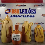LOTE 221 - 04 JARROS EM BARRO PARA DECORAÇÃO (NO ESTADO, NÃO SABEMOS SE FUNCIONA. LEILÃO NÃO TEM GARANTIA E NEM DEVOLUÇÃO).