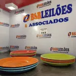 LOTE 117 - 12 PRATOS COLORIDOS (NO ESTADO, NÃO SABEMOS SE FUNCIONA. LEILÃO NÃO TEM GARANTIA E NEM DEVOLUÇÃO).