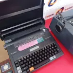 LOTE 105 - 02 MÁQUINAS DE DATILOGRAFAR (NO ESTADO, NÃO SABEMOS SE FUNCIONA. LEILÃO NÃO TEM GARANTIA E NEM DEVOLUÇÃO).