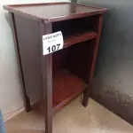 LOTE 107 - 01 CRIADO MUDO EM MADEIRA (NO ESTADO, NÃO SABEMOS SE FUNCIONA. LEILÃO NÃO TEM GARANTIA E NEM DEVOLUÇÃO).
