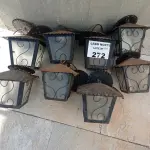 LOTE 272 - 08 LUSTRES EM FERRO COM VIDRO NA COR PRETA (NO ESTADO, NÃO SABEMOS SE FUNCIONA. LEILÃO NÃO TEM GARANTIA E NEM DEVOLUÇÃO).