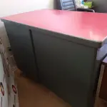 LOTE 108 - 01 MESA DE FERRO COM 03 GAVETAS NA COR CINZA EM TAMPO VERMELHO E UMA CADEIRA GIRATÓRIA NA COR PRETA (NO ESTADO, NÃO SABEMOS SE FUNCIONA. LEILÃO NÃO TEM GARANTIA E NEM DEVOLUÇÃO).