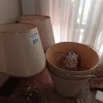 LOTE 231 - 02 ABAJURES EM METAL (NO ESTADO, NÃO SABEMOS SE FUNCIONA. LEILÃO NÃO TEM GARANTIA E NEM DEVOLUÇÃO).