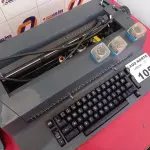 LOTE 105 - 02 MÁQUINAS DE DATILOGRAFAR (NO ESTADO, NÃO SABEMOS SE FUNCIONA. LEILÃO NÃO TEM GARANTIA E NEM DEVOLUÇÃO).