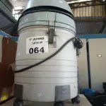 LOTE 064 - 01 ASPIRADOR DE PÓ 220V INCOMPLETO. (NO ESTADO, LEILÃO NÃO TEM GARANTIA E NEM DEVOLUÇÃO, SUJEITO A POSSÍVEIS AVARIAS VISÍVEIS/OCULTAS E/OU AUSÊNCIA DE COMPONENTES).