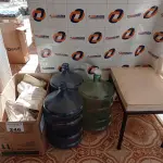 LOTE 246 - 01 LOTE COM BOTAS PARA FRIO, GARRAFÕES DE ÁGUA, BANQUETA E GAVETEIRO DE PLÁSTICO (NO ESTADO, NÃO SABEMOS SE FUNCIONA. LEILÃO NÃO TEM GARANTIA E NEM DEVOLUÇÃO).
