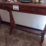 LOTE 114 - 01 APARADOR EM MADEIRA COM 03 GAVETAS (NO ESTADO, NÃO SABEMOS SE FUNCIONA. LEILÃO NÃO TEM GARANTIA E NEM DEVOLUÇÃO).