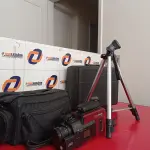 LOTE 068 - 01 FILMADORA ANTIGA JVC, O1 TRIPÉ PARA CÂMERA, E 01 MALETA (NO ESTADO, NÃO SABEMOS SE FUNCIONA. LEILÃO NÃO TEM GARANTIA E NEM DEVOLUÇÃO).