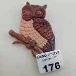 LOTE 176 - 01 RELÓGIO ANTIGO E UMA CORUJA EM MADEIRA (NO ESTADO, NÃO SABEMOS SE FUNCIONA. LEILÃO NÃO TEM GARANTIA E NEM DEVOLUÇÃO).