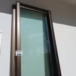 LOTE 259 - 03 PORTAS DE CORRER DE VIDRO COM MOLDURA EM ALUMÍNIO (NO ESTADO, NÃO SABEMOS SE FUNCIONA. LEILÃO NÃO TEM GARANTIA E NEM DEVOLUÇÃO).