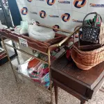 LOTE 227 - 01 LOTE COM CARRINHO E, MESINHA EM MADEIRA, TAPETES DE CROCHÊ, MESINHA EM MADEIRA, CESTOS E 01 NEBULIZADOR (NO ESTADO, NÃO SABEMOS SE FUNCIONA. LEILÃO NÃO TEM GARANTIA E NEM DEVOLUÇÃO).