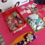 LOTE 089 - 01 LOTE COM BROCHES DIVERSOS E MEDALHAS (NO ESTADO, NÃO SABEMOS SE FUNCIONA. LEILÃO NÃO TEM GARANTIA E NEM DEVOLUÇÃO).