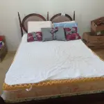 LOTE 051 - 01 CAMA CASAL EM MADEIRA ANTIGA COM COLCHOES (NO ESTADO, NÃO SABEMOS SE FUNCIONA. LEILÃO NÃO TEM GARANTIA E NEM DEVOLUÇÃO).