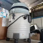 LOTE 064 - 01 ASPIRADOR DE PÓ 220V INCOMPLETO. (NO ESTADO, LEILÃO NÃO TEM GARANTIA E NEM DEVOLUÇÃO, SUJEITO A POSSÍVEIS AVARIAS VISÍVEIS/OCULTAS E/OU AUSÊNCIA DE COMPONENTES).