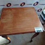 LOTE 099 - 01 MESINHA QUADRADA EM MADEIRA (NO ESTADO, NÃO SABEMOS SE FUNCIONA. LEILÃO NÃO TEM GARANTIA E NEM DEVOLUÇÃO).