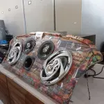 LOTE 041 - 01 APARELHO DE SOM 3X1 E 01 TAMPÃO DE CARRO COM 04 ALTO-FALANTES E 01 CORNETA MARCAS E MODELOS DIVERSOS. (NO ESTADO, LEILÃO NÃO TEM GARANTIA E NEM DEVOLUÇÃO, SUJEITO A POSSÍVEIS AVARIAS VISÍVEIS/OCULTAS E/OU AUSÊNCIA DE COMPONENTES).