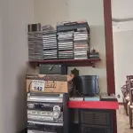 LOTE 142 - 01 MICRO SYSTEM PHILIPS E UM TOCA DISCO COM VARIA FITAS CASSETE ANTIGA (NO ESTADO, NÃO SABEMOS SE FUNCIONA. LEILÃO NÃO TEM GARANTIA E NEM DEVOLUÇÃO). 