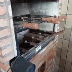 LOTE 270 - 01 CHURRASQUEIRA ELÉTRICA COM ESPETOS (NO ESTADO, NÃO SABEMOS SE FUNCIONA. LEILÃO NÃO TEM GARANTIA E NEM DEVOLUÇÃO).