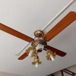 LOTE 296 - 01 VENTILADOR DE TETO DOURADO COM PÁS EM MADEIRA (NO ESTADO, NÃO SABEMOS SE FUNCIONA. LEILÃO NÃO TEM GARANTIA E NEM DEVOLUÇÃO).
