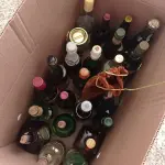 LOTE 216 - 01 LOTE COM GARRAFAS DE VINHO E WHISKY PARA DECORAÇÃO (NO ESTADO, NÃO SABEMOS SE FUNCIONA. LEILÃO NÃO TEM GARANTIA E NEM DEVOLUÇÃO).