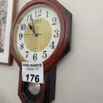 LOTE 176 - 01 RELÓGIO ANTIGO E UMA CORUJA EM MADEIRA (NO ESTADO, NÃO SABEMOS SE FUNCIONA. LEILÃO NÃO TEM GARANTIA E NEM DEVOLUÇÃO).