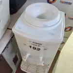 LOTE 192 - 01 BEBEDOURO PARA GARRAFÃO MARCA EGE 220V. (NO ESTADO, LEILÃO NÃO TEM GARANTIA E NEM DEVOLUÇÃO, SUJEITO A POSSÍVEIS AVARIAS VISÍVEIS/OCULTAS E/OU AUSÊNCIA DE COMPONENTES).