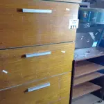LOTE 271 - 01 ARQUIVO DE AÇO COM DETALHES EM MADEIRA, 04 GAVETAS E 01 RACK EM MADEIRA. (NO ESTADO, LEILÃO NÃO TEM GARANTIA E NEM DEVOLUÇÃO, SUJEITO A POSSÍVEIS AVARIAS VISÍVEIS/OCULTAS E/OU AUSÊNCIA DE COMPONENTES).