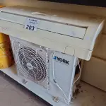 LOTE 203 - 01 AR CONDICIONADO MARCA YORK 9.000BTU. (NO ESTADO, LEILÃO NÃO TEM GARANTIA E NEM DEVOLUÇÃO, SUJEITO A POSSÍVEIS AVARIAS VISÍVEIS/OCULTAS E/OU AUSÊNCIA DE COMPONENTES).