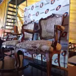 LOTE 393 - 02 POLTRONAS EM MADEIRA ENTALHADA COM ASSENTO E ENCOSTO ALMOFADADO. (NO ESTADO, LEILÃO NÃO TEM GARANTIA E NEM DEVOLUÇÃO, SUJEITO A POSSÍVEIS AVARIAS VISÍVEIS/OCULTAS E/OU AUSÊNCIA DE COMPONENTES).