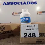 LOTE 248 - 02 CAIXAS COM COLA TUBO ST BRASCOLA 15 FRASCOS CADA. (NO ESTADO, LEILÃO NÃO TEM GARANTIA E NEM DEVOLUÇÃO, SUJEITO A POSSÍVEIS AVARIAS VISÍVEIS/OCULTAS E/OU AUSÊNCIA DE COMPONENTES).
